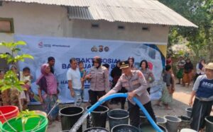 foto penyaluran air bersih oleh Polda NTB, sumber foto: sumber resmi Polda NTB