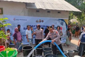 foto penyaluran air bersih oleh Polda NTB, sumber foto: sumber resmi Polda NTB