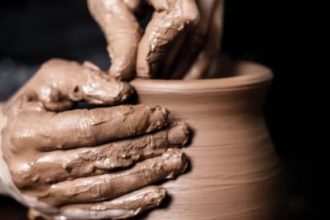 Ilustrasi Membuat Gerabah Tradisional, Sumber Foto: istock