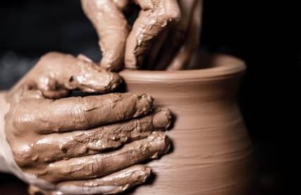 Ilustrasi Membuat Gerabah Tradisional, Sumber Foto: istock