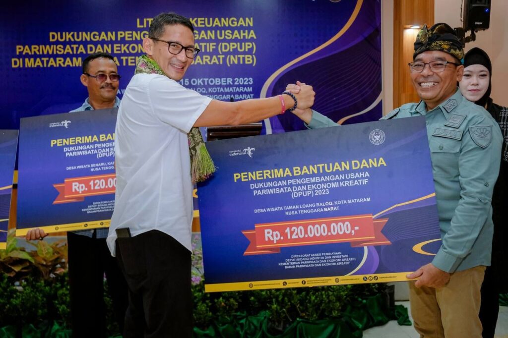 foto Menparekraf saat memberikan dana DPUP, sumber foto: sumber resmi NTB