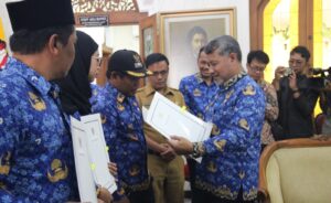 Pj Bupati Temanggung Hary Agung Prabowo saat menyerahkan 5 SK Desa Wisata. Sumber foto: Pemkab Temanngung.