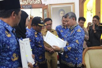 Pj Bupati Temanggung Hary Agung Prabowo saat menyerahkan 5 SK Desa Wisata. Sumber foto: Pemkab Temanngung.