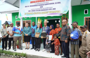 Ridwan Rumasukun Dalam Kunjungannya di Kabupaten Waropen, Sumber Foto: Website Pemerintah Provinsi Papua