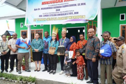 Ridwan Rumasukun Dalam Kunjungannya di Kabupaten Waropen, Sumber Foto: Website Pemerintah Provinsi Papua