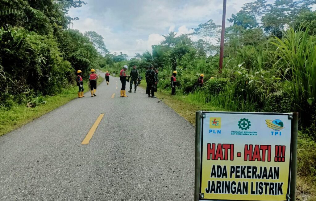 Gotong Royong Pemasangan Tiang Listrik, Sumber Foto: komandobhayangkara.id