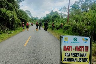 Gotong Royong Pemasangan Tiang Listrik, Sumber Foto: komandobhayangkara.id