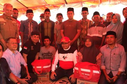 foto pj gubernur ntb saat memberi bantuan, sumber foto: pemprov ntb