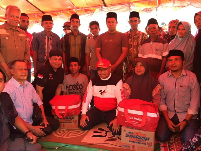 foto pj gubernur ntb saat memberi bantuan, sumber foto: pemprov ntb