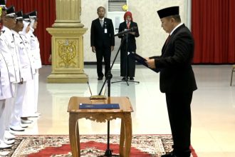Bupati Hendy Siswanto pada saat mengambil sumpah jabatan. Sumber foto: Tangkapan Layar YouTube Pemkab Jember.