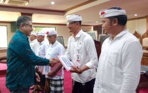 foto Pj Bupati Gianyar saat melantik tiga kades pengganti, sumber foto: istimewa