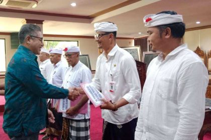 foto Pj Bupati Gianyar saat melantik tiga kades pengganti, sumber foto: istimewa