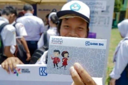ilustrasi foto siswa menerima beasiswa dari BRI, sumber foto: Istimewa
