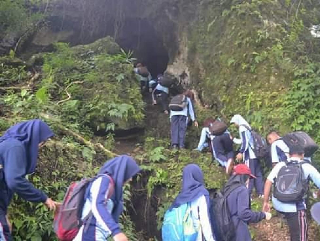 Wisata mendaki Goa di Lereng Gunung Lawu, Desa Wisata Conto. Sumber foto : Doc. Kemenparekraf. 