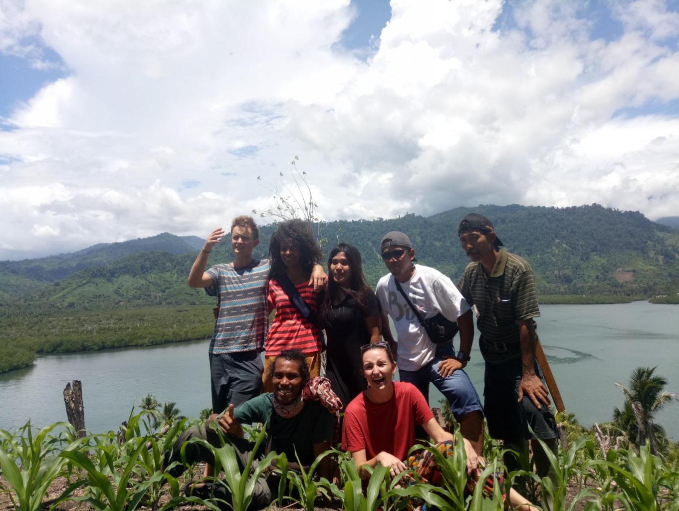 Wisatawan Asing yang menikmati keindahan alam Desa Taat. Sumber foto : Dok. Kemenparekraf.