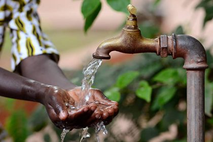 Ilustrasi pembagian air bersih Sumber Foto: Istockphoto