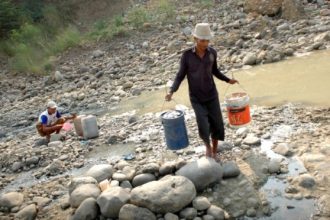 warga mengambil air di sungai. sumber: pemprovsumsel.go.id