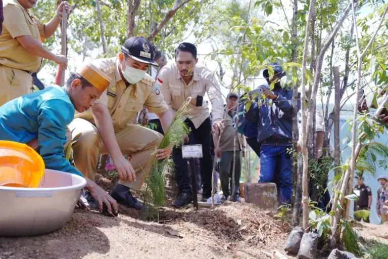 Bupati Pangkep Muhammad Yusran Lalogau (MYL) bersama masyarakat Desa Wisata Tondong Kura Sumber Foto: Istimewa