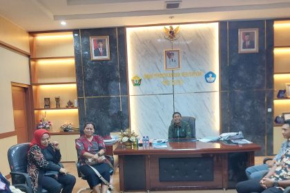 Ketua Osis SMKN 9 Kolaka, dan para guru menemui Kadis Dikbud Provinsi Sultra, Yusmin untuk menceritakan kronologi terkait kejadian Kades Pesouha yang membentak siswa dan guru di sekolah tersebut. Sumber Foto: Istimewa