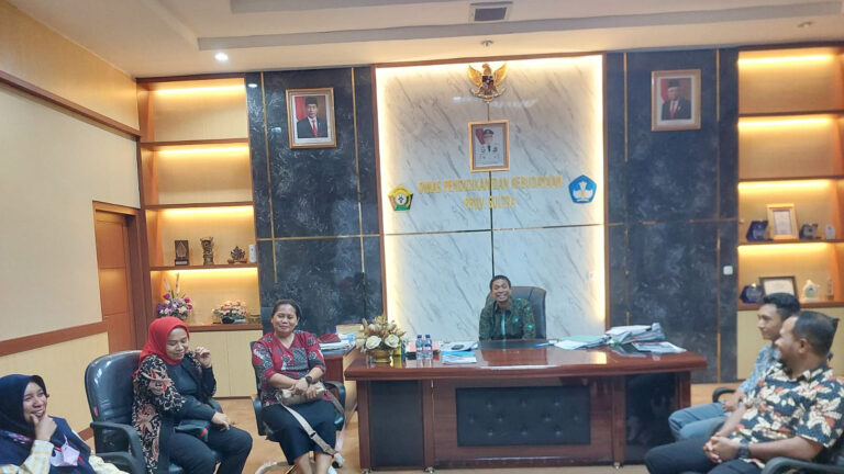 Ketua Osis SMKN 9 Kolaka, dan para guru menemui Kadis Dikbud Provinsi Sultra, Yusmin untuk menceritakan kronologi terkait kejadian Kades Pesouha yang membentak siswa dan guru di sekolah tersebut. Sumber Foto: Istimewa