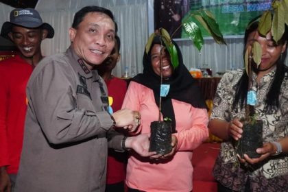 Kepala Kejati Sulsel Leonard Eben Ezer Simanjuntak saat mengunjungi Kampung Pangan Adhyaksa di Lutim Sumber Foto: Istimewa