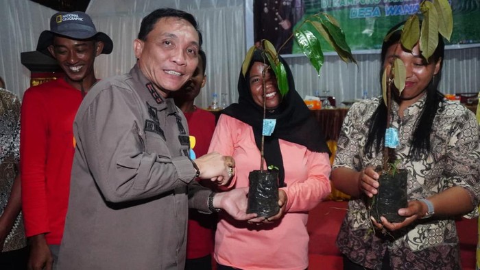 Kepala Kejati Sulsel Leonard Eben Ezer Simanjuntak saat mengunjungi Kampung Pangan Adhyaksa di Lutim Sumber Foto: Istimewa