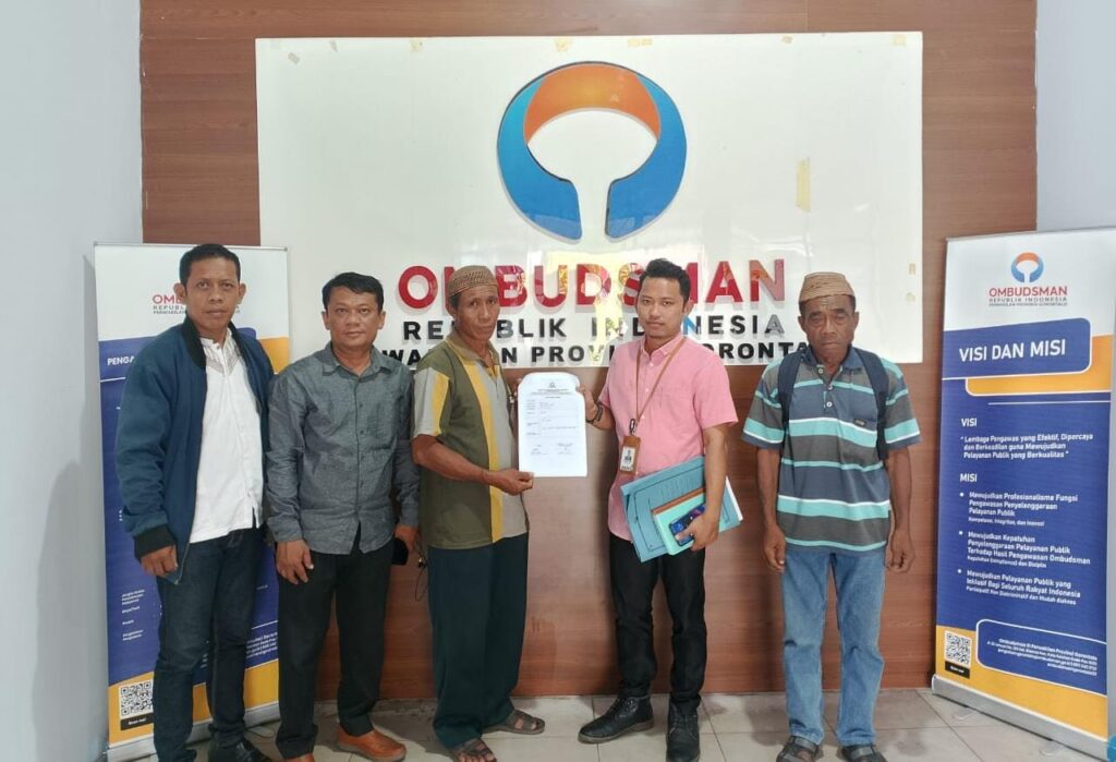 Pihak Ombudsman Gorontalo saat menerima laporan dari warga Desa Datahu Sumber Foto: Istimewa