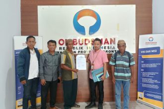 Pihak Ombudsman Gorontalo saat menerima laporan dari warga Desa Datahu Sumber Foto: Istimewa