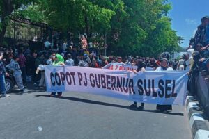 Ratusan aparat pemerintah desa geruduk DPRD Sulsel tuntut Pj. Gubernur Sulsel dicopot Sumber Foto: Istimewa