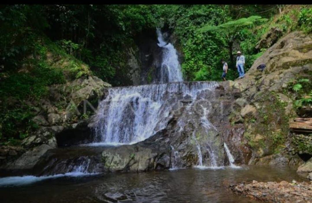 Denyut Pertumbuhan Ekonomi Melalui Sektor Wisata Air terjun Kalibanteng menjadi salah satu wisata yang dikelola BUM Desa Utama Karya Rahtawu. Sumber foto: Kanal Desa