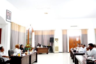 Pj. Bupati Lumajang pada saat audiensi bersama perwakilan kades. Sumber foto: Kominfo Lumajang.
