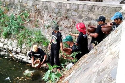 Sejumlah petani pada saat melakukan ritual sedekah dawet. Sumber foto: Istimewa.