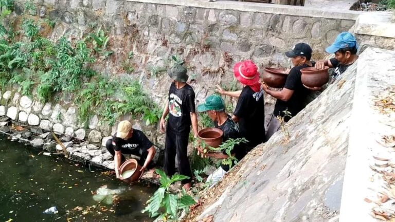 Sejumlah petani pada saat melakukan ritual sedekah dawet. Sumber foto: Istimewa.