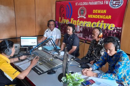 Talk show di Radio Gloria. Sumber foto: DPRD Lumajang.