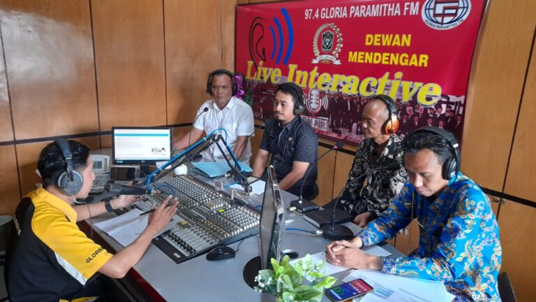 Talk show di Radio Gloria. Sumber foto: DPRD Lumajang.