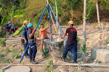 Petugas BPBD dan tim gabungan saat mengevakuasi korban. Sumber foto: Istimewa.