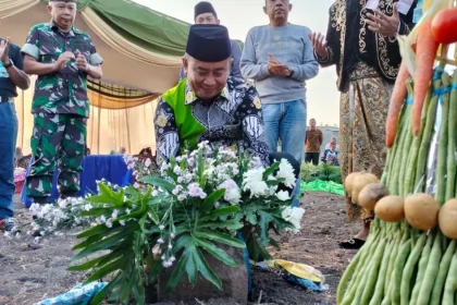 Pj Bupati Probolinggo Ugas Irwanto saat penandatanganan prasasti Situs Pepunden Desa Bulu. Sumber foto: https://probolinggokab.go.id/