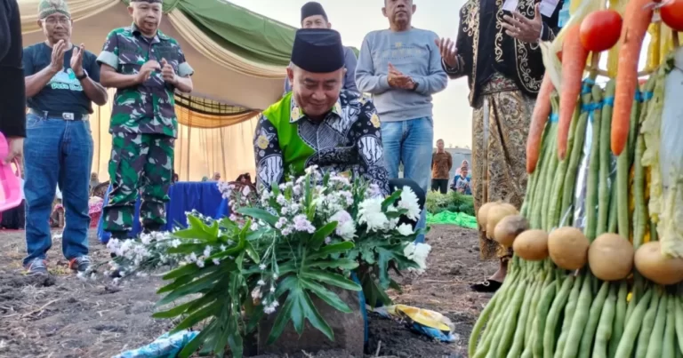 Pj Bupati Probolinggo Ugas Irwanto saat penandatanganan prasasti Situs Pepunden Desa Bulu. Sumber foto: https://probolinggokab.go.id/