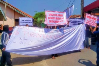 Suasana warga saat melakukan aksi di depan kantor desa setempat. Sumber foto: Istimewa.
