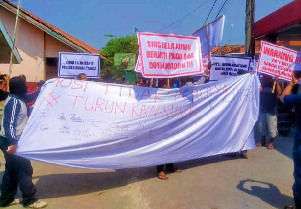 Suasana warga saat melakukan aksi di depan kantor desa setempat. Sumber foto: Istimewa.