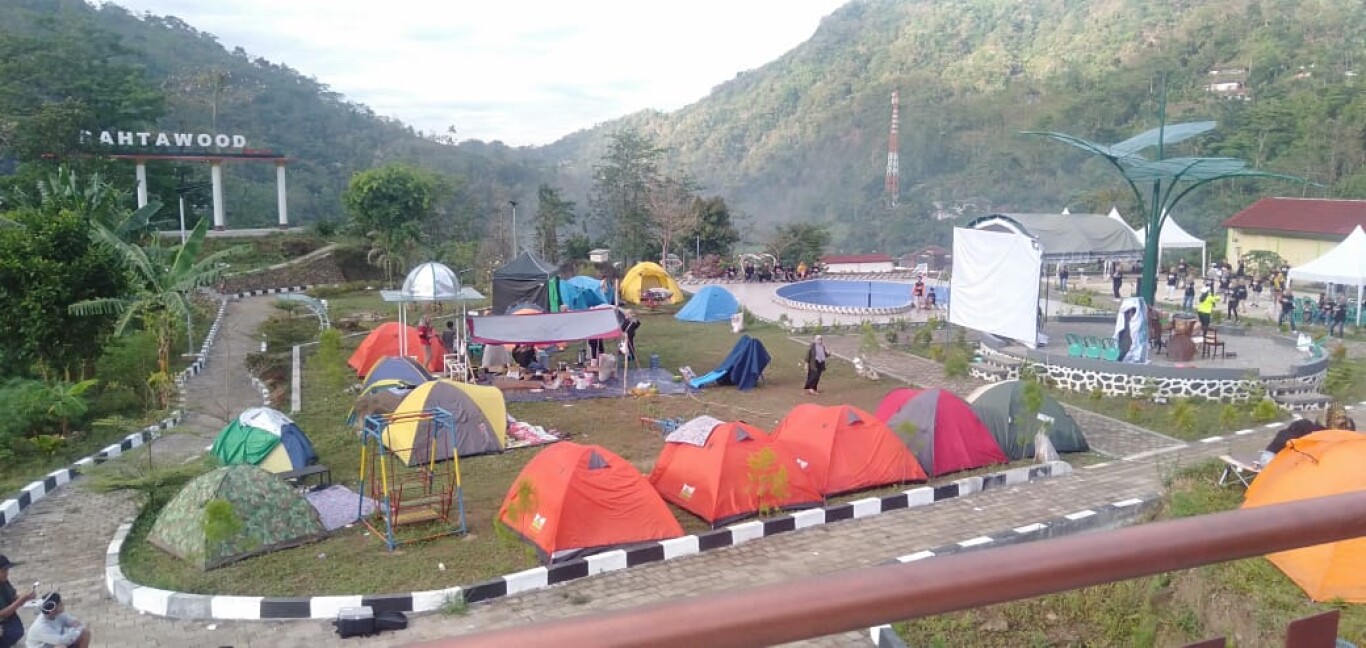 Denyut Pertumbuhan Ekonomi Melalui Sektor Wisata Rahtawood High Land BUM Desa Karya Utama Rahtawu salah satu lokasi camping ground favorit di kawasan Muria. Sumber foto: Kanal Desa