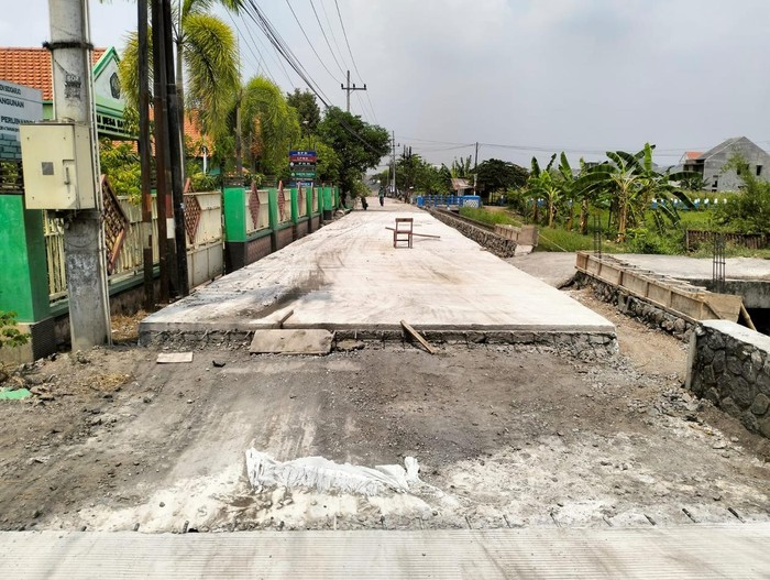 Proyek betonisasi jalan desa. Sumber: Dok Pemkab Sidoarjo.