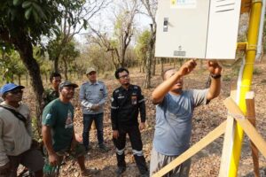 Pemasangan alat sensor gerak. Sumber: Humas PLN Nusantara Power.