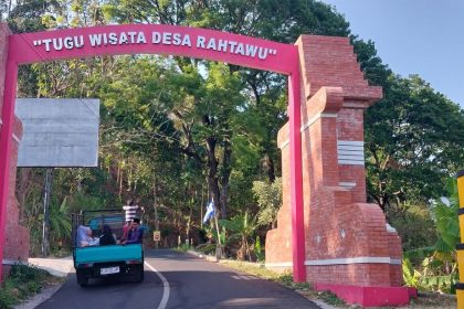 Gerbang Tugu Wisata Desa Rahtawu. Sumber foto: Kanal Desa