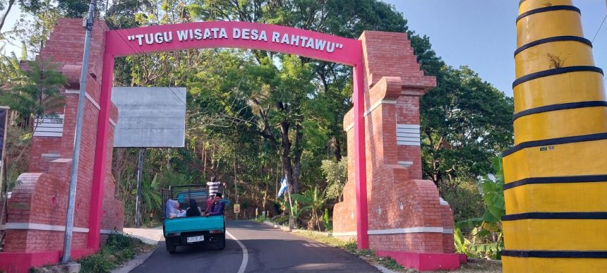 Gerbang Tugu Wisata Desa Rahtawu. Sumber foto: Kanal Desa