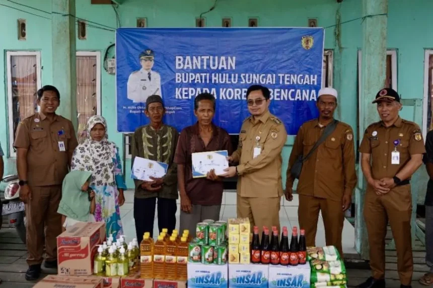 Bupati HTS Salurkan Bantuan Sosial di Desa Mantaas Sumber foto: hstkab.go.id