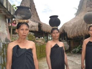 Masyarakat lokal Desa Wisata Lebara. Sumber foto : Dok. Kemenparekraf.