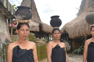 Masyarakat lokal Desa Wisata Lebara. Sumber foto : Dok. Kemenparekraf.