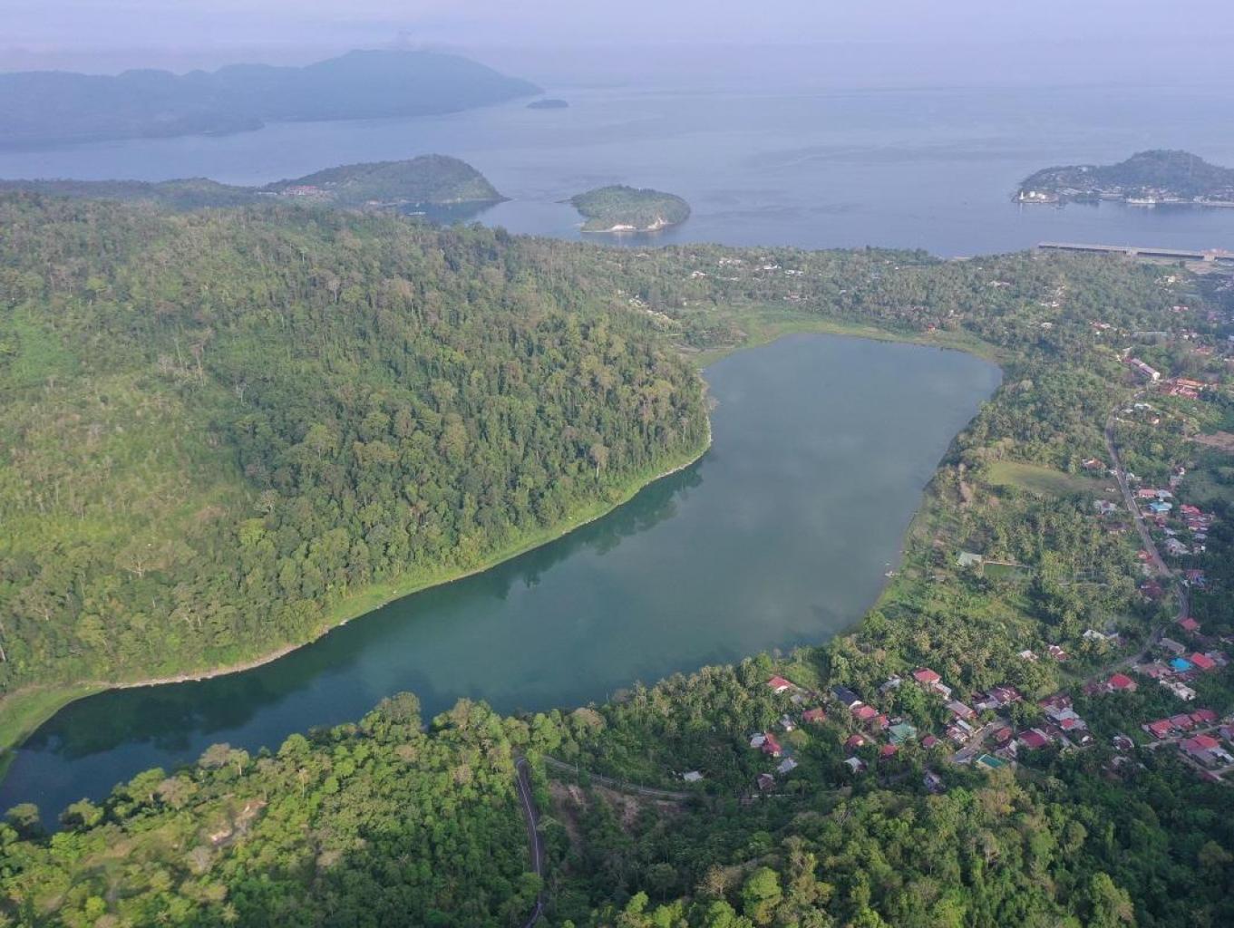 Pemandangan Hutan Lindung yang mengelilingi Danau Air Tawar di Desa Aneuk Laot. Sumber foto : Dok. Kemenparekraf.