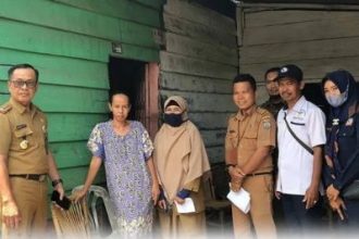 Crosscheck Lapangan, Kadinsos Verifikasi Data Warga Miskin. Sumber: lubuklinggaukota.go.id